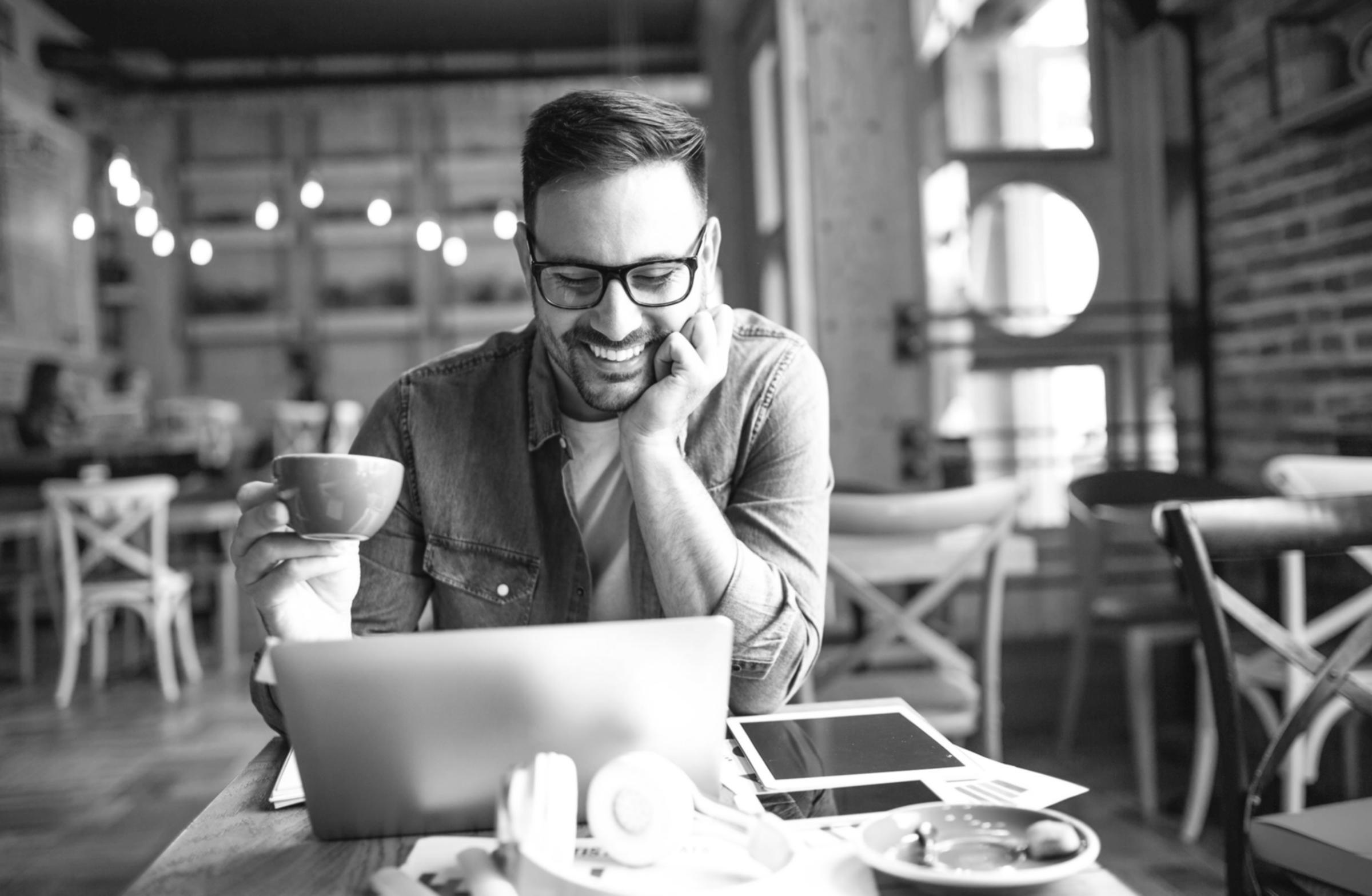 Interaktive Seminarumgebung mit Teilnehmern im Austausch