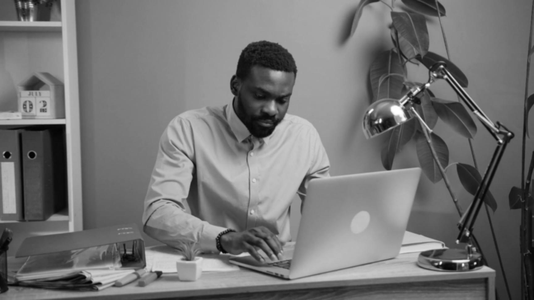 Teilnehmer präsentiert Projektarbeit während eines Seminars